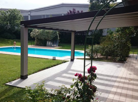 pergola con pannelli scorrevoli